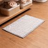 Tapete-com-Antiderrapante-para-Banheiro-Comfort-38cm-x-58cm-Branco-e-Cinza-Chenille-Lyor